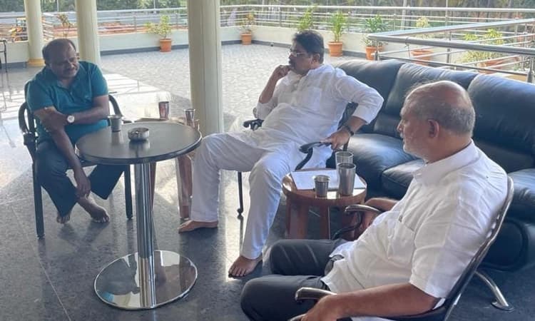 ಕಲಬುರ್ಗಿ ಪಾಲಿಕೆ ಚುನಾವಣೆಯಲ್ಲಿ ಅತಂತ್ರ ಸ್ಥಿತಿ : ಮಾಜಿ ಸಿಎಂ HDK ಭೇಟಿಯಾದ ಸಚಿವ ಅಶೋಕ್