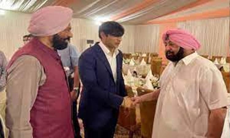 ವೈರಲ್ ವೀಡಿಯೋ : ಚಿನ್ನದ ಹುಡುಗ ನೀರಜ್ ಗೆ ಅಡುಗೆ ಮಾಡಿ ಬಡಿಸಿದ ಸಿಎಂ ಅಮರಿಂದರ್ ಸಿಂಗ್.!