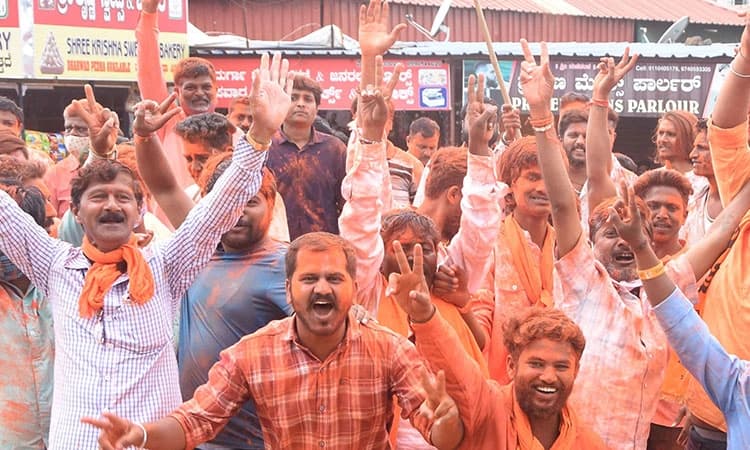 ಕೈಗೆ ಬಲ, ಕಮಲ ಛಲ, ದಳ ವಿಲವಿಲ