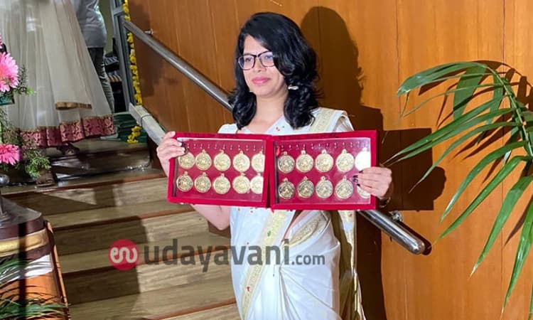 ಸರಿಯಾಗಿ ಬಸ್ ಬಾರದ ಹಳ್ಳಿಯ ಪ್ರತಿಭೆಗೆ 20 ಚಿನ್ನದ ಪದಕದ ಗರಿಮೆ