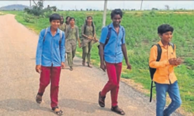 ಸಾಲಿಗೆ ಹೋಗಾಕ ಇನ್ನೂ ಬರವಲ್ದು ಬಸ್‌!