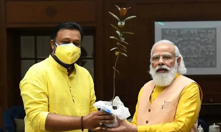 ಪ್ರಧಾನಿ ಮೋದಿ ಮನೆಯಂಗಳದಲ್ಲಿ ಕೇರಳದ ಪುಟಾಣಿ ಉಡುಗೊರೆಯಾಗಿ ನೀಡಿದ ಪೇರಳೆ ಗಿಡ