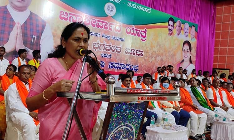 ರೈತರು ಹೆಚ್ಚು ತೈಲ ಉತ್ಪನಗಳನ್ನು ಬೆಳೆದು ಭಾರತವನ್ನು ಸ್ವಾವಲಂಬಿ ದೇಶವನ್ನಾಗಿಸಬೇಕಿದೆ