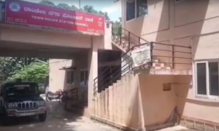 ಹಳಿಯಾಳ ರಸ್ತೆಯಲ್ಲಿ ಮಟ್ಕಾ ಆಡಿಸುತ್ತಿದ್ದ ವ್ಯಕ್ತಿ ಪೊಲೀಸರ ವಶಕ್ಕೆ- ಪ್ರಕರಣ ದಾಖಲು