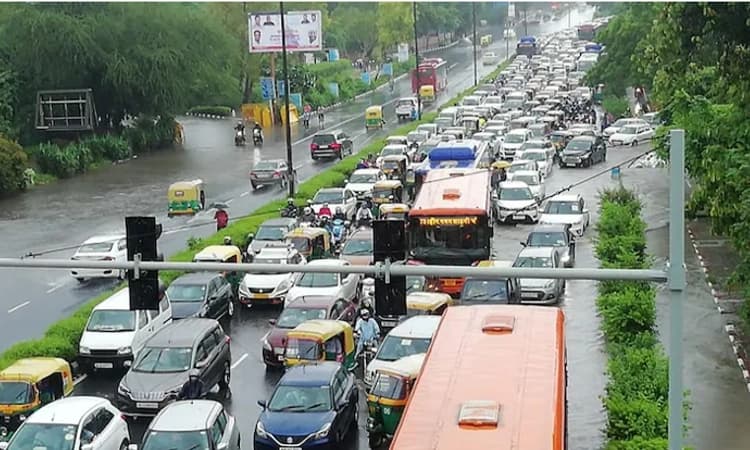 ಭಾರೀ ಮಳೆಗೆ ದೆಹಲಿ ತತ್ತರ; ಟ್ರಾಫಿಕ್ ಜಾಮ್ ನಿಂದ ವಾಹನ ಸವಾರರ ಪರದಾಟ