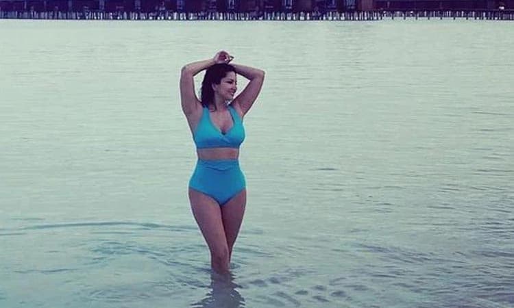 ಕುಟುಂಬದ ಜೊತೆ ಮಾಲ್ಡೀವ್ಸ್ ಪ್ರವಾಸ : ಬ್ಲೂ ಬಿಕಿನಿಯಲ್ಲಿ ಸನ್ನಿ ಲಿಯೋನ್