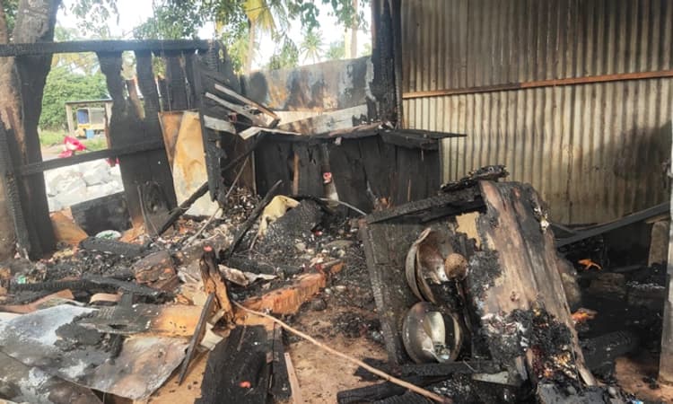 ಕಿಡಿಗೇಡಿಗಳಿಂದ ಟೀ ಅಂಗಡಿಗೆ ಬೆಂಕಿ : ಲಕ್ಷಾಂತರ ರೂ ಮೌಲ್ಯದ ಸಾಮಗ್ರಿಗಳು ಸುಟ್ಟು ಭಸ್ಮ