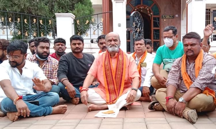 ಚುನಾವಣಾ ಪ್ರಚಾರಕ್ಕಿಲ್ಲದ ಕೋವಿಡ್ ನಿಯಮ ಗಣೇಶೋತ್ಸವಕ್ಕೆ ಯಾಕೆ?: ಮುತಾಲಿಕ್