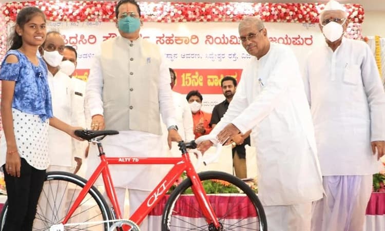 ರಾಷ್ಟ್ರೀಯ ಪದಕ ವಿಜೇತೆಗೆ ಶಾಸಕ ಯತ್ನಾಳ 1 ಲಕ್ಷ ರೂ. ಧನ ಸಹಾಯ