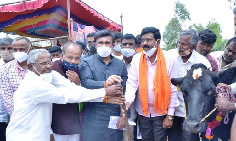 ಚಿಕ್ಕಬಳ್ಳಾಪುರ: ಮಾದರಿ ಗೋಶಾಲೆ ನಿರ್ಮಾಣ ಕಾರ್ಯಕ್ಕೆ ಸಚಿವ ಸುಧಾಕರ್ ಚಾಲನೆ