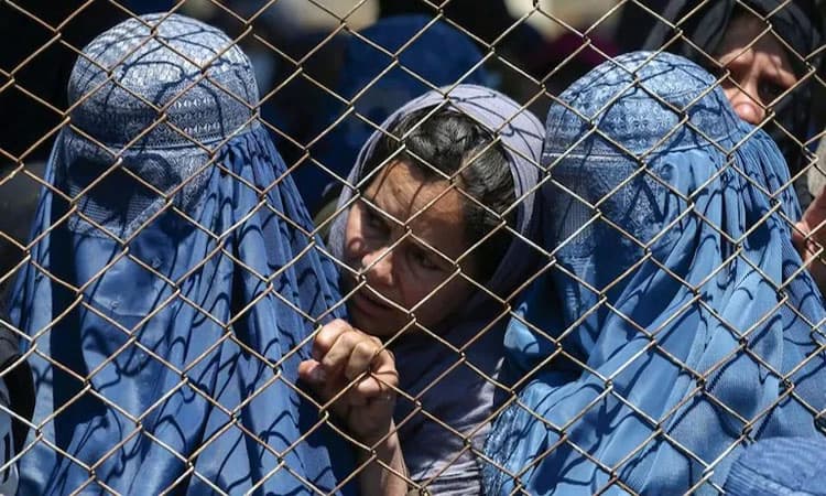 ಮಹಿಳೆಯರು ಮನೆಯಲ್ಲೇ ಕೆಲಸ ಮಾಡಬೇಕು : ತಾಲಿಬಾನ್ ತಾಕೀತು