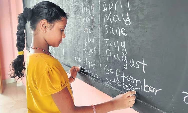 ಏಕಕಾಲದಲ್ಲಿ ಎರಡು ಕೈಗಳಲ್ಲಿ ಹಸ್ತಾಕ್ಷರ ಬರೆಯುವ 12ರ ಪೋರಿ 