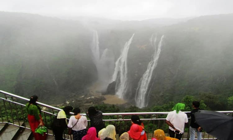 ಕೋವಿಡ್ ನಿಯಮ ಗಾಳಿಗೆ ತೂರಿದ ಜೋಗ ಜಲಪಾತದ ಏಳು ಮಂದಿ ಸಿಬ್ಬಂದಿಯ ವಿರುದ್ಧ ಪ್ರಕರಣ ದಾಖಲು