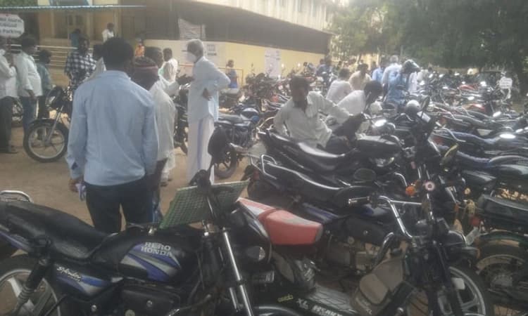 ತಾಲೂಕು ಕಚೇರಿ ಮುಂದೆ ಅವೈಜ್ಞಾನಿಕ ತಂತಿ ಬೇಲಿ ನಿರ್ಮಾಣ