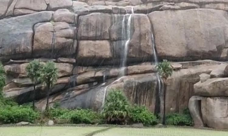 ಜೋಗ್ ಫಾಲ್ಸ್ ನ್ನು ನೆನಪಿಸುವ ಕಿಷ್ಕಿಂದಾ ಚಂಚಲ ಗುಡ್ಡ ಪ್ರದೇಶದ ನೀರಿನ ಝರಿ