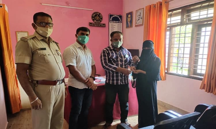 ಒಂದು ಪವನ್ ತೂಕದ ಚಿನ್ನದ ಸರ ಹಿಂದಿರುಗಿಸಿ ಪ್ರಾಮಾಣಿಕತೆ ಮೆರೆದ ರಿಕ್ಷಾ ಚಾಲಕ ಹನೀಫ್