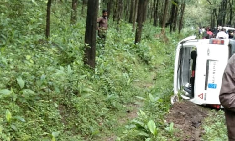 ಮೂಡಿಗೆರೆ: ಕಾರಿನಲ್ಲಿ ಹೋಗುತ್ತಿದ್ದ ನಾಲ್ವರ ಮೇಲೆ ಒಂಟಿ ಸಲಗ ದಾಳಿ