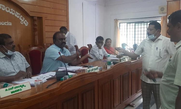ಪುರಸಭಾಧ್ಯಕ್ಷರಿಗೆ ಸ್ವಪಕ್ಷದ ಸದಸ್ಯ ತರಾಟೆ