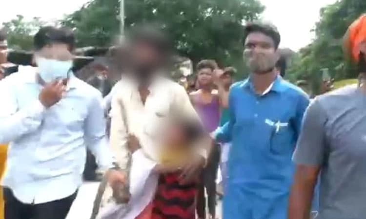 ಮಗಳ ಎದುರೇ ತಂದೆ ಮೇಲೆ ಹಲ್ಲೆ: ಅಪ್ಪನ ರಕ್ಷಣೆಗೆ ಗೋಗರೆದ ಪುಟ್ಟ ಬಾಲಕಿ