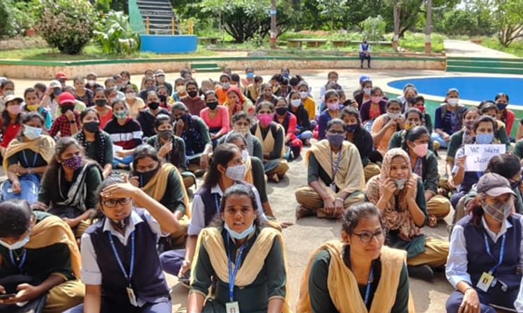 ಪರೀಕ್ಷೆ ರದ್ದುಗೊಳಿಸುವಂತೆ ಒತ್ತಾಯಿಸಿ ರೇಷ್ಮೆ‌ಕೃಷಿ ಕಾಲೇಜಿನ ವಿದ್ಯಾರ್ಥಿಗಳಿಂದ ಪ್ರತಿಭಟನೆ