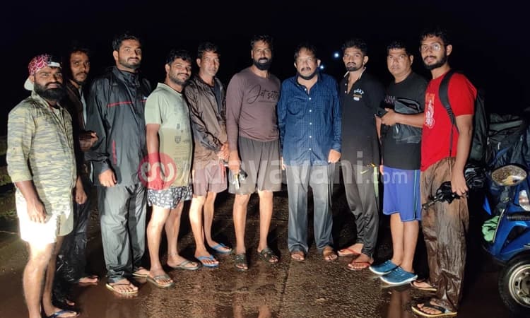 ಕುರ್ಕಾಲು ಹೊಳೆಗೆ ಧುಮುಕಿ ಆತ್ಮಹತ್ಯೆಗೆ ಯತ್ನಿಸಿದ್ದ ವ್ಯಕ್ತಿಯನ್ನು ರಕ್ಷಿಸಿದ ಯುವಕರ ತಂಡ