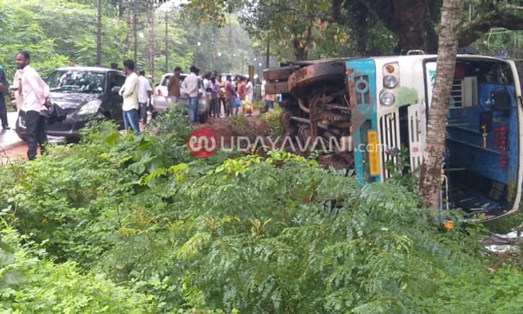 ಮೂಡುಬಿದಿರೆ : ಚಾಲಕನ ನಿಯಂತ್ರಣ ತಪ್ಪಿ ಖಾಸಗಿ ಬಸ್ ಪಲ್ಟಿ, ಪ್ರಯಾಣಿಕರು ಪಾರು