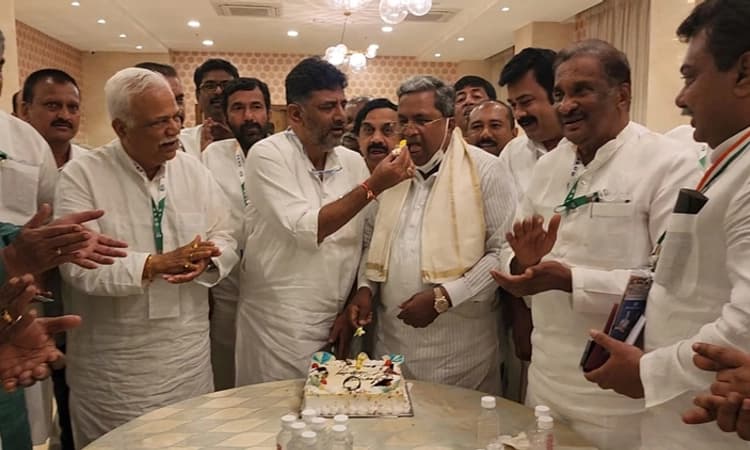 ಮಧ್ಯರಾತ್ರಿ ಕಾಂಗ್ರೆಸ್ ನಾಯಕರೊಂದಿಗೆ ಹುಟ್ಟುಹಬ್ಬ ಆಚರಿಸಿಕೊಂಡ ಮಾಜಿ ಸಿಎಂ ಸಿದ್ದರಾಮಯ್ಯ