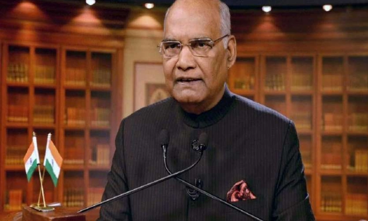 Prez, PM pay floral tributes to Mahatma Gandhi at Rajghat
