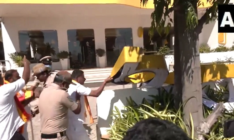 Karnataka Rakshana Vedike (NG) activists damage signboards in B’luru for not using Kannada