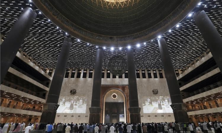 Indonesian Muslims divided over when Ramadan begins