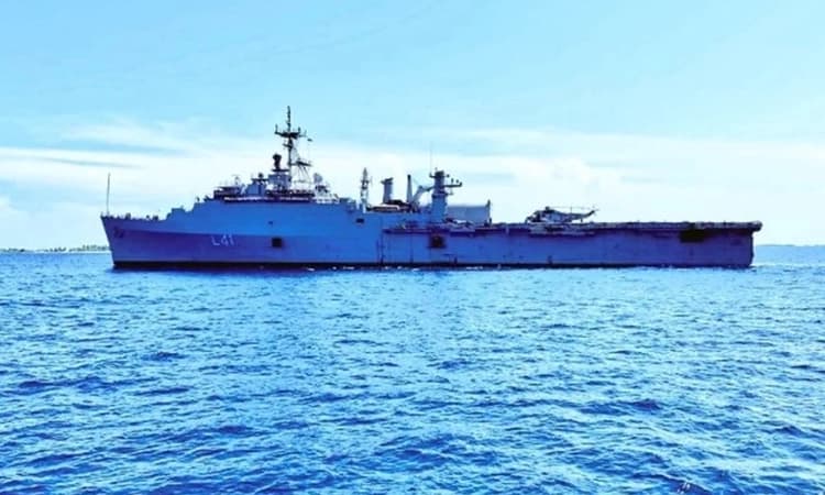 Officer who recovered ALH from control failure gets gallantry award from Navy