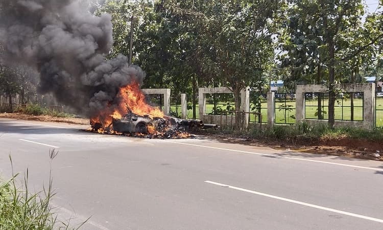 Adyar: Car catches fire near Sahyadri College; Occupants escape unharmed