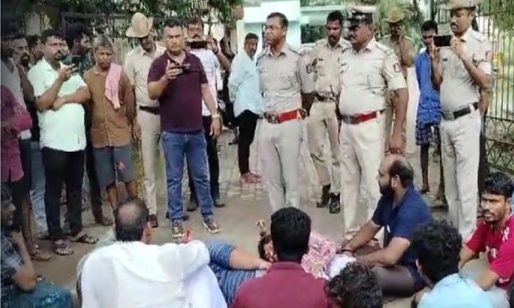 Udupi: Traders protest against sale of APMC market land