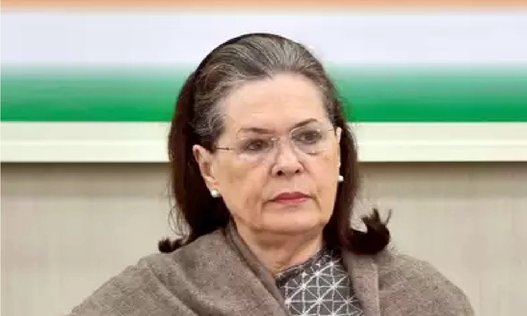 Azad meets Sonia at 10 Janpath