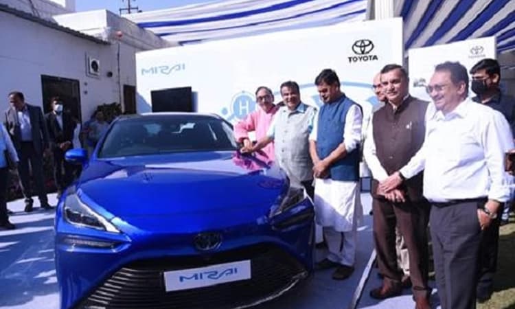 Gadkari launches green hydrogen-based fuel cell electric vehicle Toyota Mirai