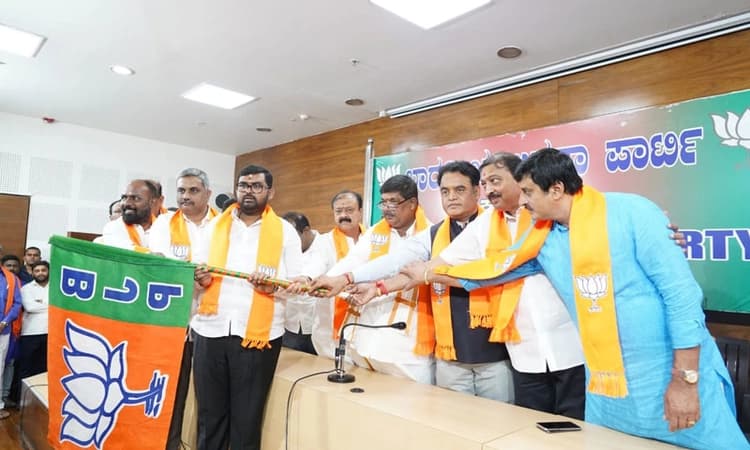 Bengaluru: MP Sumalatha’s close aide Induvalu Sachidananda joins BJP