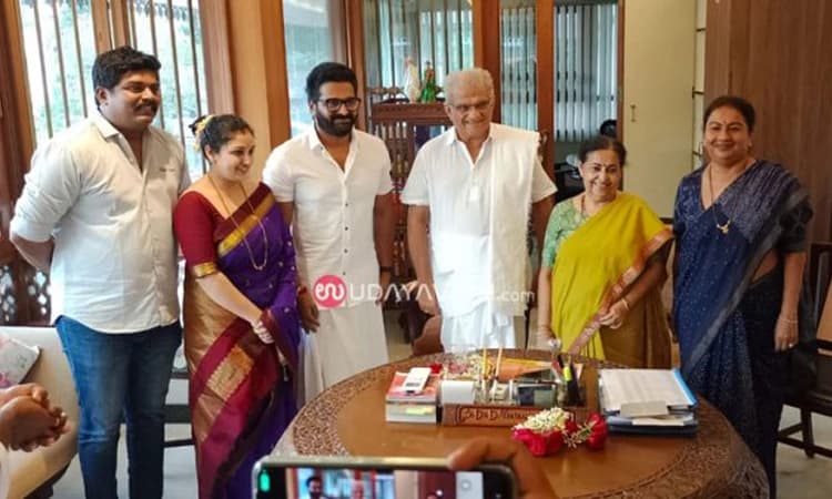 ‘Kantara’ fame Rishab Shetty and his wife visit Dharmasthala, meets Dr. Heggade