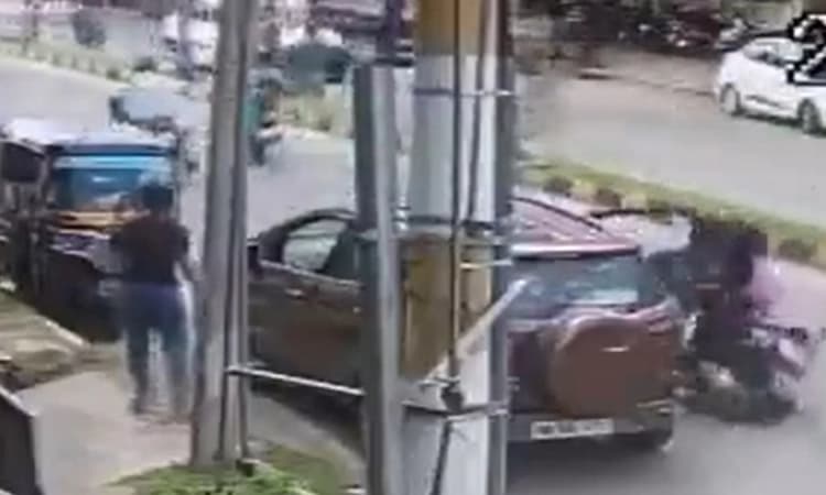B&#8217;luru: Woman rider gets thrown off scooter after hitting door of SUV; KSRSA shares viral video with a msg