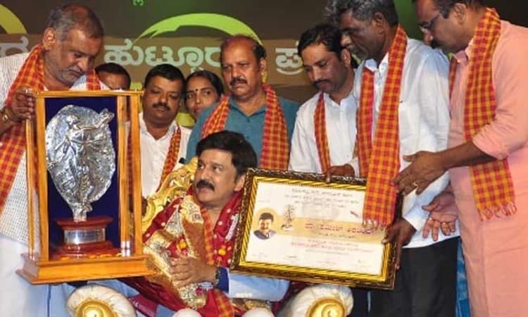 Actor Ramesh Aravind conferred with Dr Shivarama Karanth Huttura award