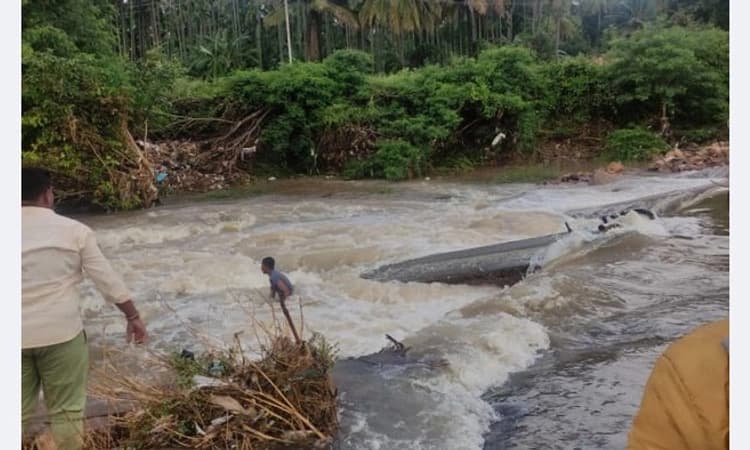 Kortagere: Bike thief has close shave with death while crossing flooded bridge