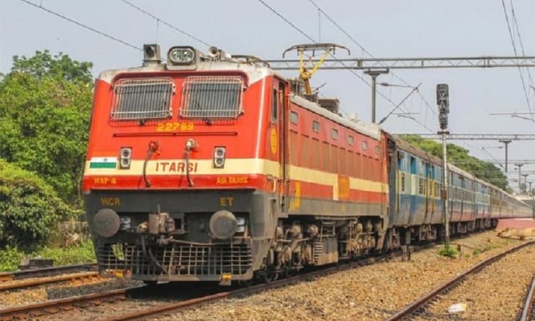 Kasaragod: 2 passengers injured as miscreants hurl stones  at trains