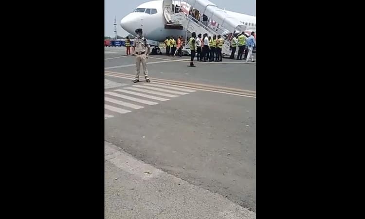 Delhi-bound SpiceJet plane catches fire mid air; makes emergency landing