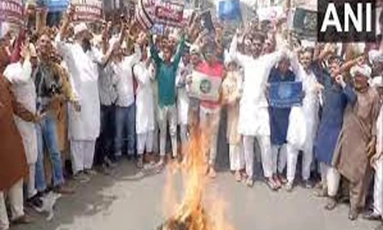 Protests against Prophet remarks, policemen injured while controlling mob