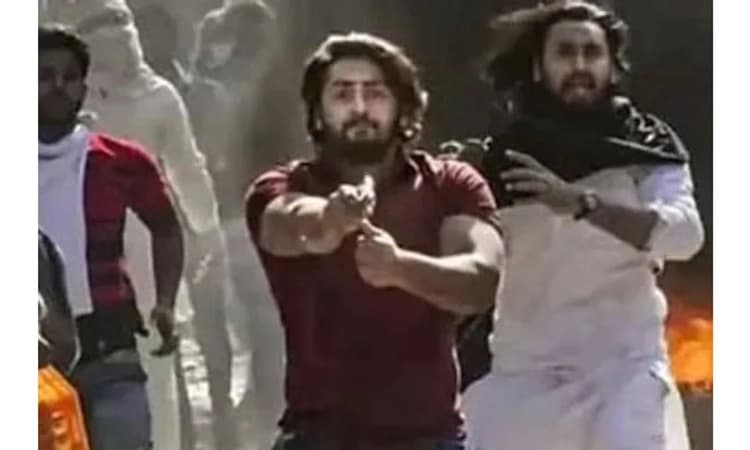 Man who pointed pistol at cop during Delhi riots receives grand welcome home: Video