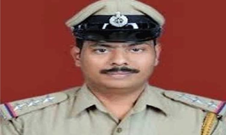 Mangaluru: CCB inspector Mahesh Prasad bags “Union Home Minister’s Special Operation Medal”