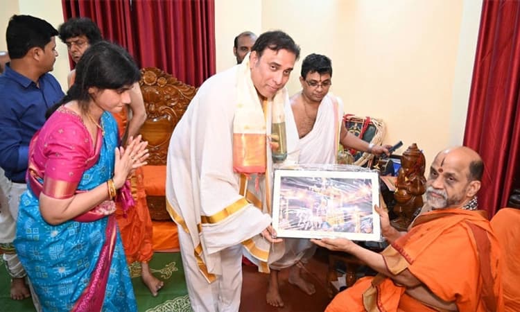 Udupi: Former cricketer V.V.S. Laxman visits Sri Krishna Matha