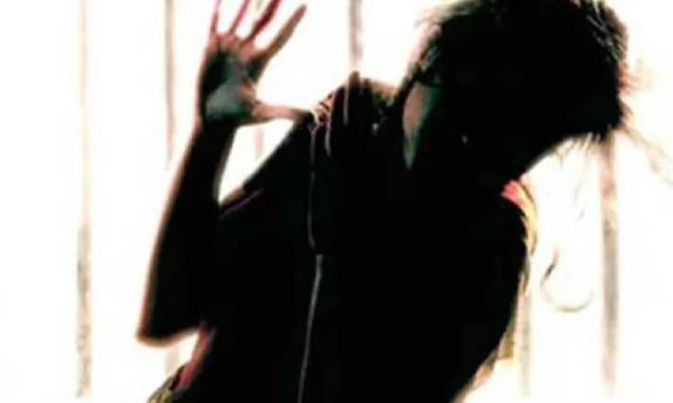 Man caught masturbating, ejaculating on minor girl in delhi metro