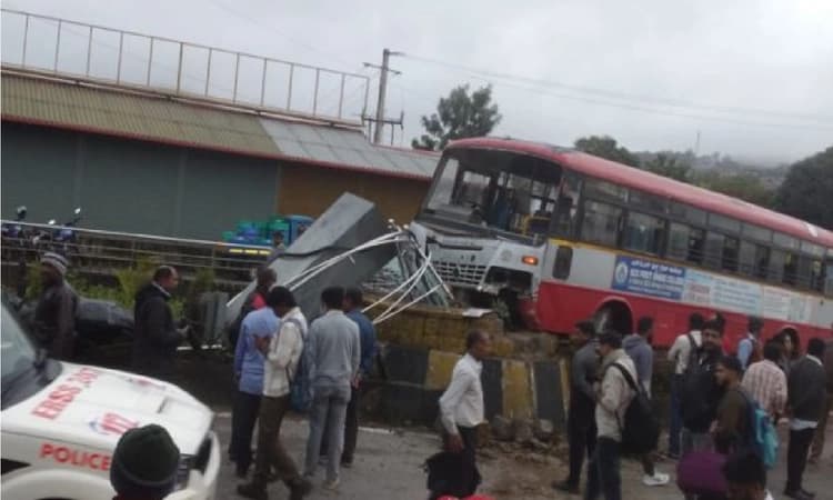 Madikeri: General Thimmaiah statue collapses after bus collision