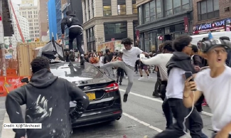 Thousands overwhelm New York’s Union Square for streamer giveaway, tossing chairs and pounding cars