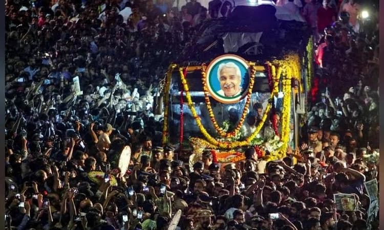 Kerala Governor, filmstars among thousands pay tribute to departed Oommen Chandy in Kottayam